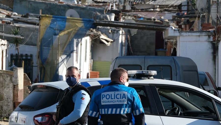 Bairro de barracas foi cercado
