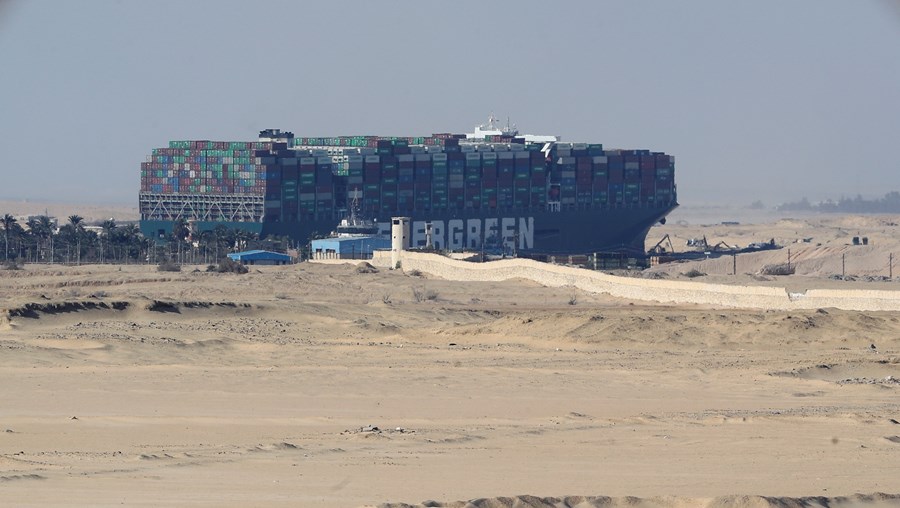 Navio encalhado no Canal do Suez - originais