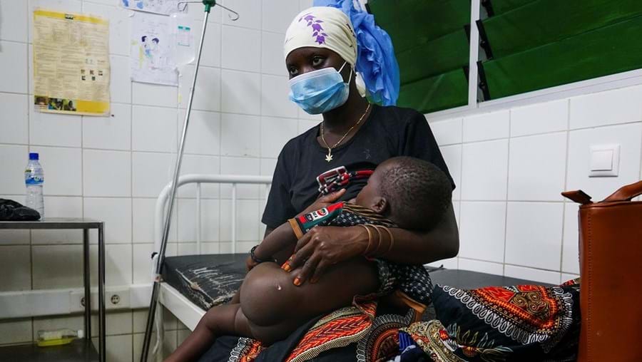 Uma mãe amamenta o filho de um ano, que foi ferido a tiro durante a fuga aos jihadistas que atacaram a vila de Palma, na província de Cabo Delgado  
