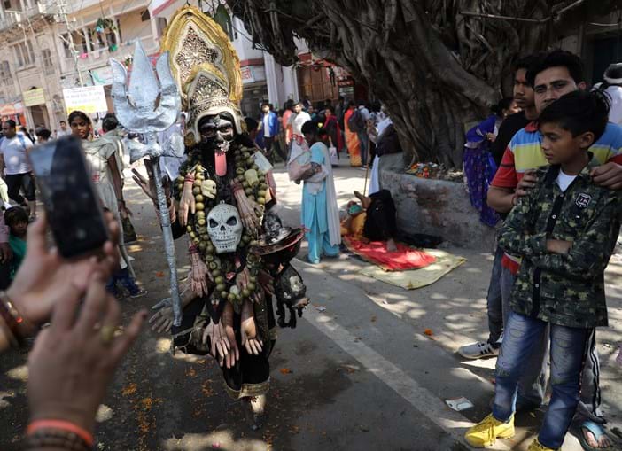 Milhares de indianos celebram festival hindu com banho no rio