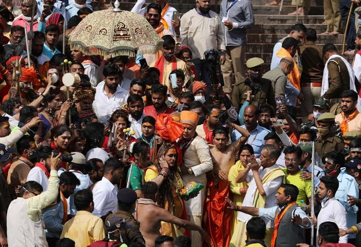 Milhares de indianos celebram festival hindu com banho no rio