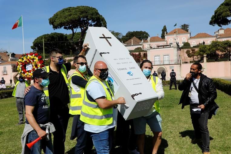 Trabalhadores protestaram em Belém, carregando um caixão e uma cora de flores numa alusão à morte da empresa