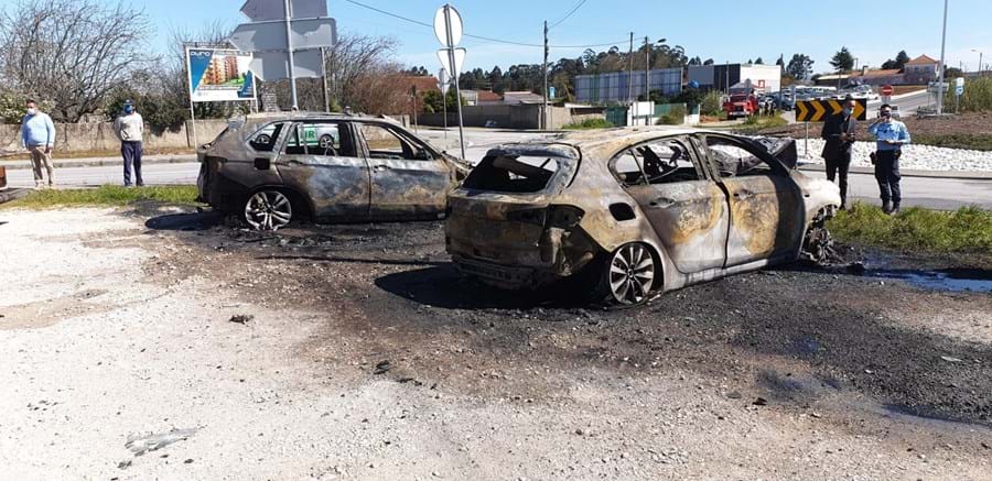 Incêndio consome dois carros em Aveiro