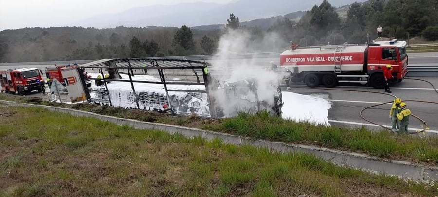 Incêndio em camião corta A4 em Vila Real no sentido Sul - Norte 