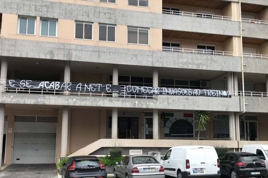 Tarja a ameaçar invasão de treino colocada junto à academia do Vitória de Guimarães