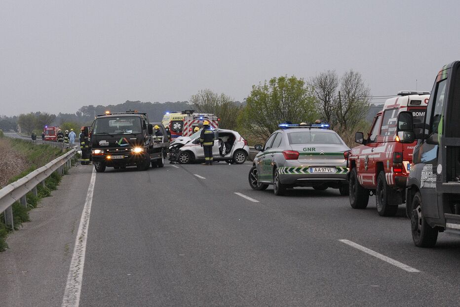 Dois feridos graves em colisão entre carros na EN118 em Benavente