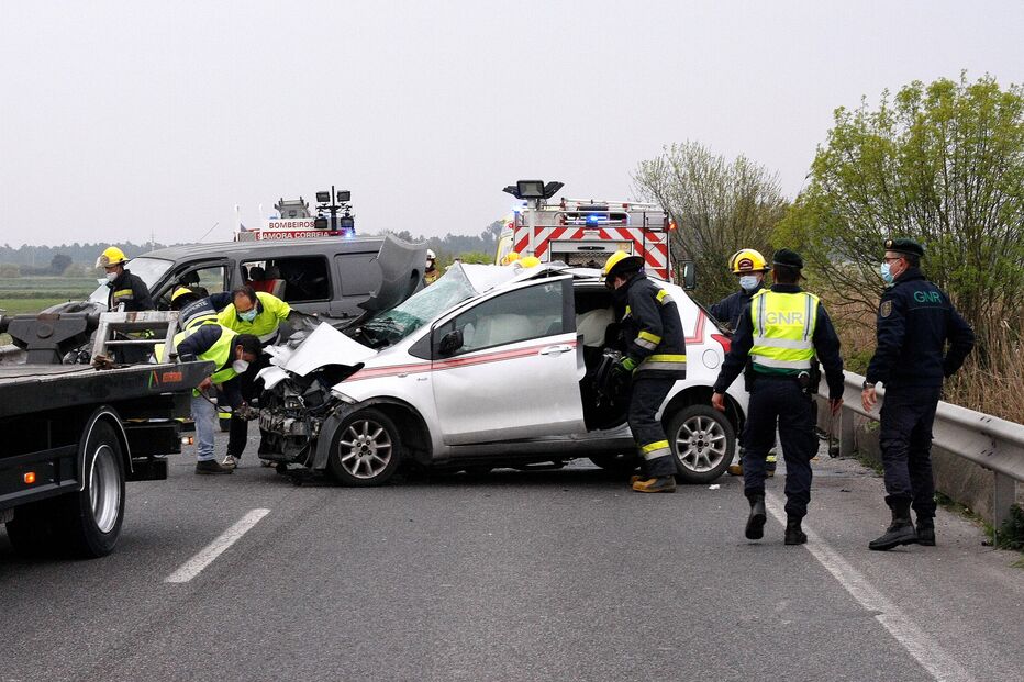 Dois feridos graves em colisão entre carros na EN118 em Benavente