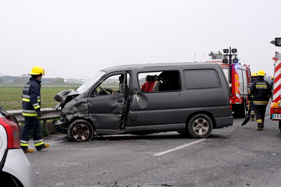 Dois feridos graves em colisão entre carros na EN118 em Benavente