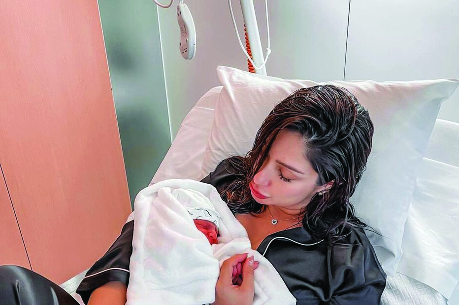 Cindy Alvarez Garcia  com o bebé ao colo momentos depois do parto