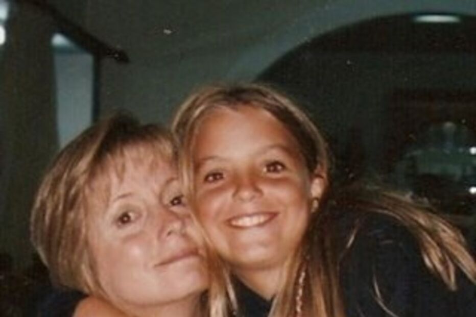 Jessica Athayde em jovem ao lado da mãe