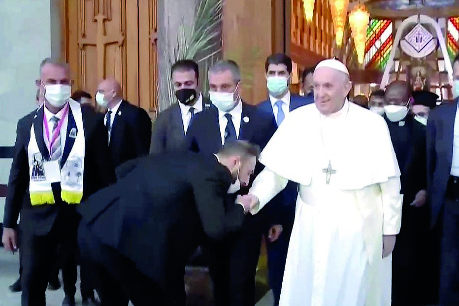 Francisco cumprimentado à chegada à Catedral de Nossa Senhora da Salvação, onde esteve com padres e bispos