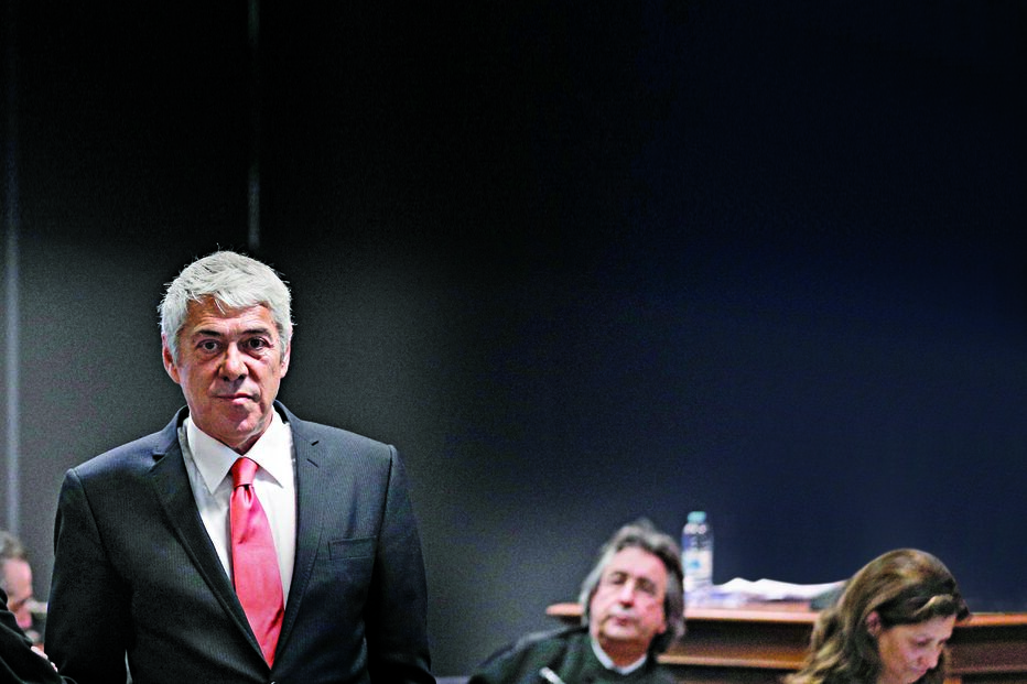 Antigo primeiro-ministro, José Sócrates, está acusado de 31 crimes de corrupção, branqueamento de capitais, falsidade de documento e fraude fiscal