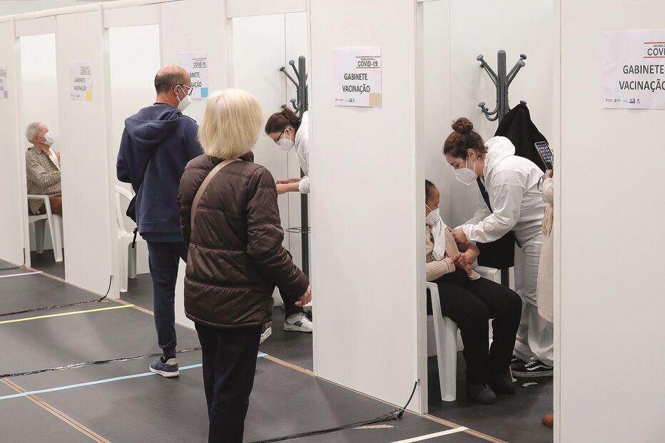População está  a ser vacinada  em centros   