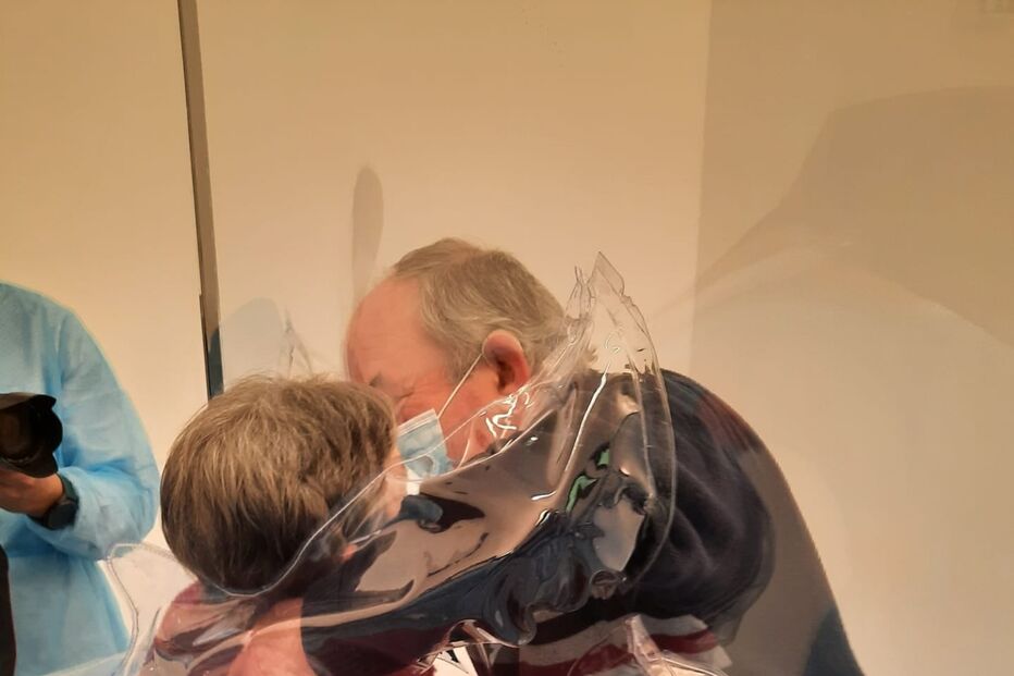 Utentes de lar abraçaram familiares um ano depois