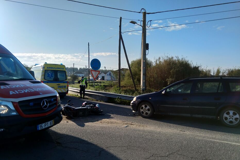 Dois feridos em colisão entre mota e carro em Odemira
