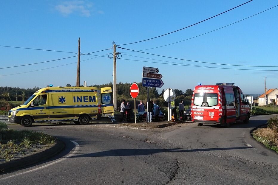 Dois feridos em colisão entre mota e carro em Odemira