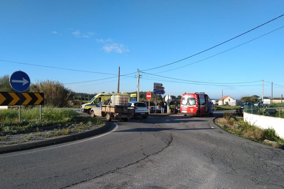 Dois feridos em colisão entre mota e carro em Odemira