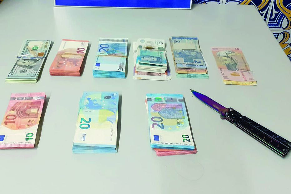 Dinheiro e uma faca apreendidos em Santarém a um dos assaltantes, apanhado por um agente da PSP de folga 