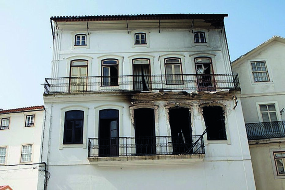 Fogo em casa fere duas idosas em Coimbra