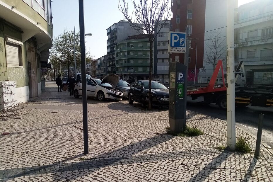 2021-03-07_10_16_51 acidente almada.jpg