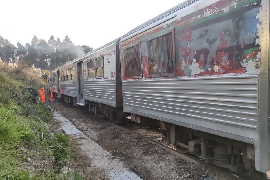 Linha do Vouga cortada após descarrilamento de comboio em Oliveira de Azeméis
