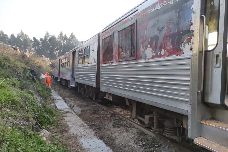 Linha do Vouga cortada após descarrilamento de comboio em Oliveira de Azeméis