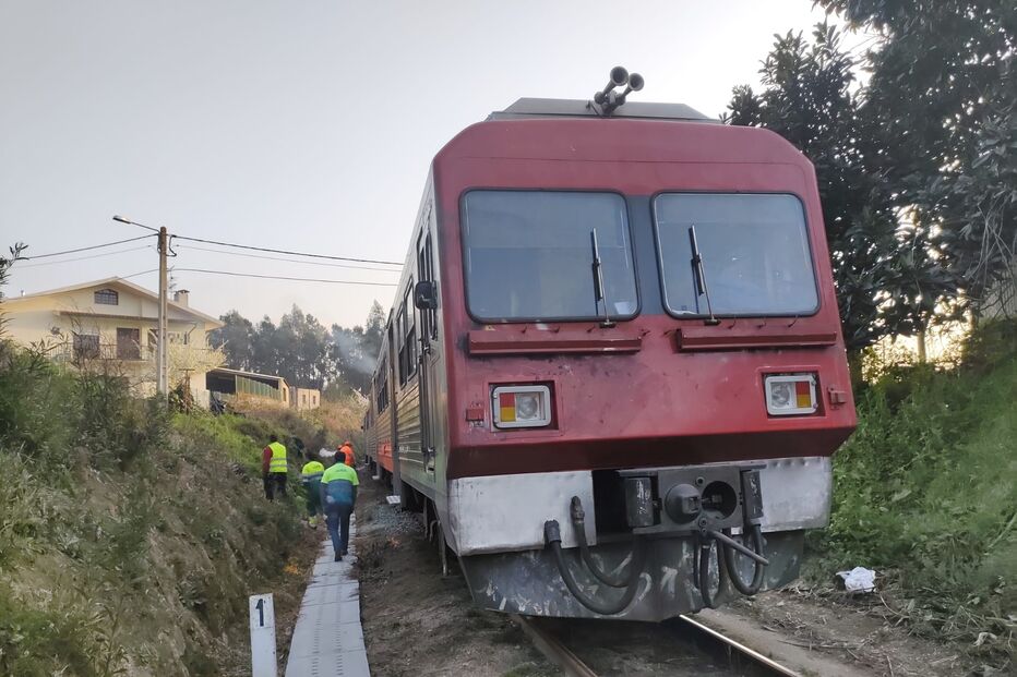 Linha do Vouga cortada após descarrilamento de comboio em Oliveira de Azeméis