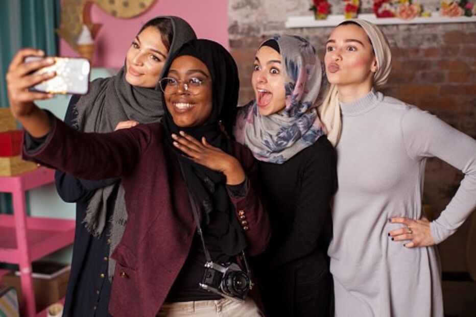 Mulheres a usarem um véu (Hijabe)