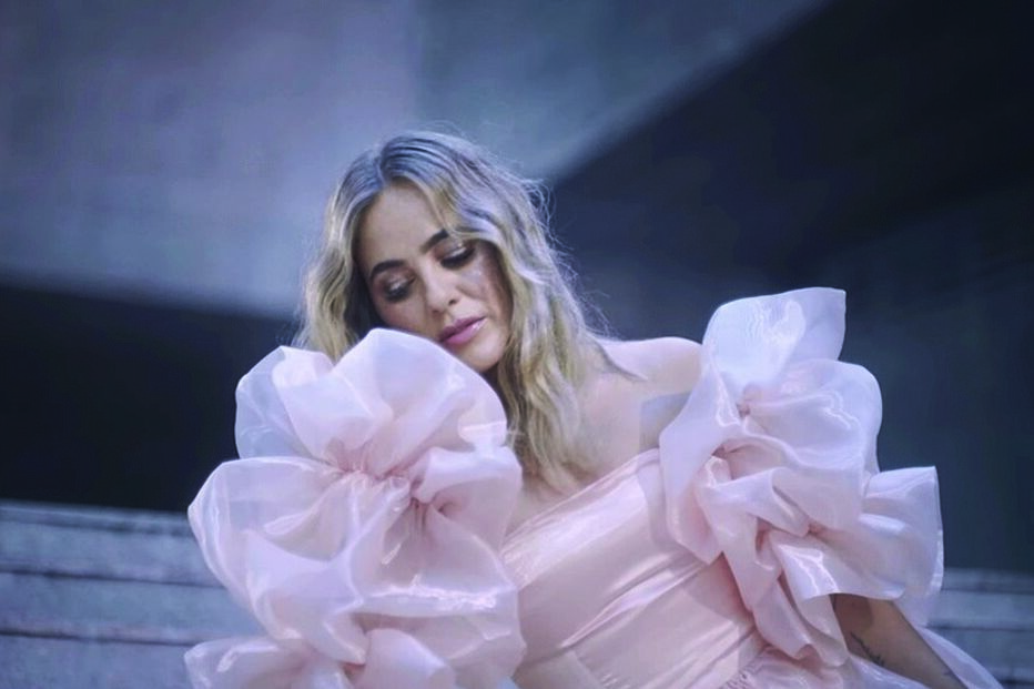 Gisela João mostra-se em vídeo arrebatador