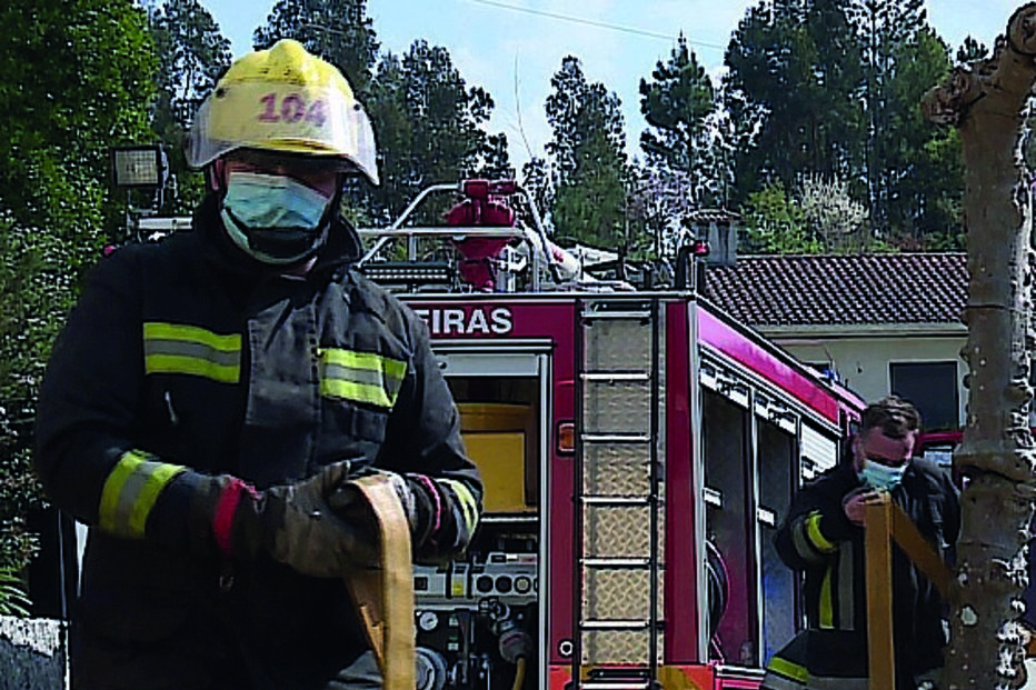 Bombeiros extinguiram as chamas 