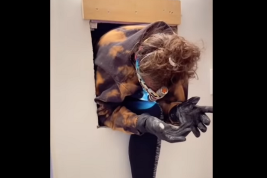 Mulher descobre apartamento secreto atrás do espelho da casa de banho