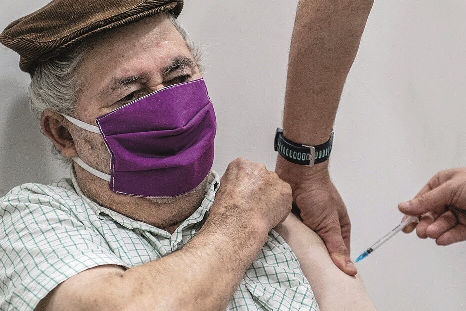 Prioridade dada à vacinação da população com mais de 80 anos de idade