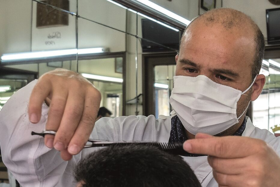 Cabeleireiros e barbeiros estão encerrados, devido à pandemia, desde janeiro  último 