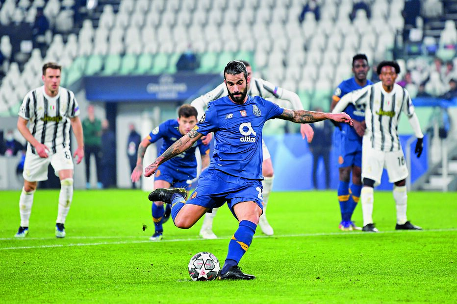 Sérgio Oliveira, a figura do jogo de Turim, abriu o ativo na transformação de um penálti