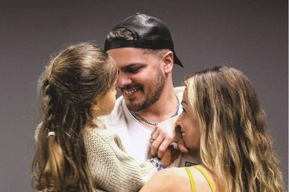 Mickael diz que o abraço da mulher e da filha é o “melhor lugar”