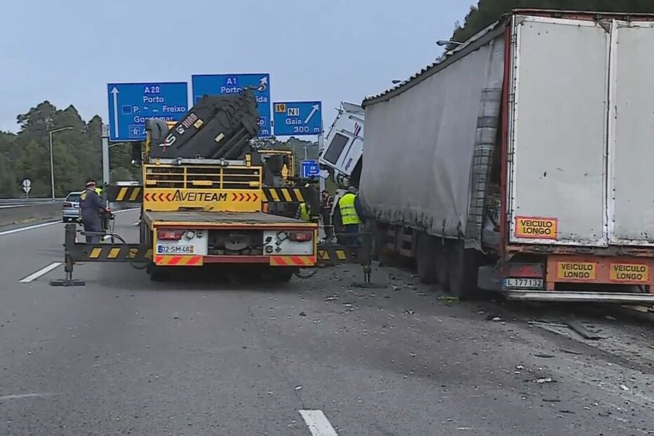 Despiste de camião provoca longas filas na A1 em Gaia, no sentido Lisboa-Porto