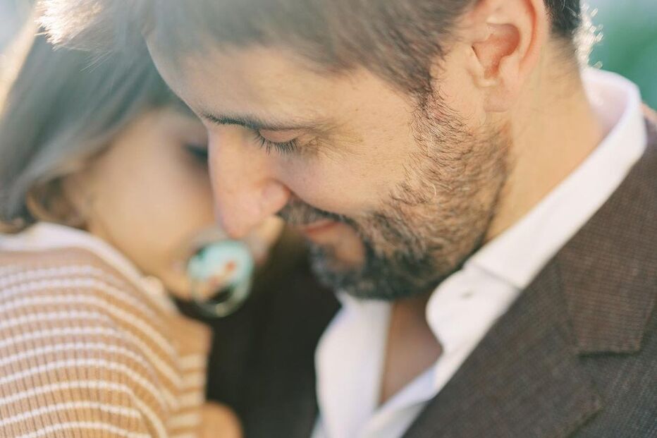 A pequena Alice e Daniel Oliveira