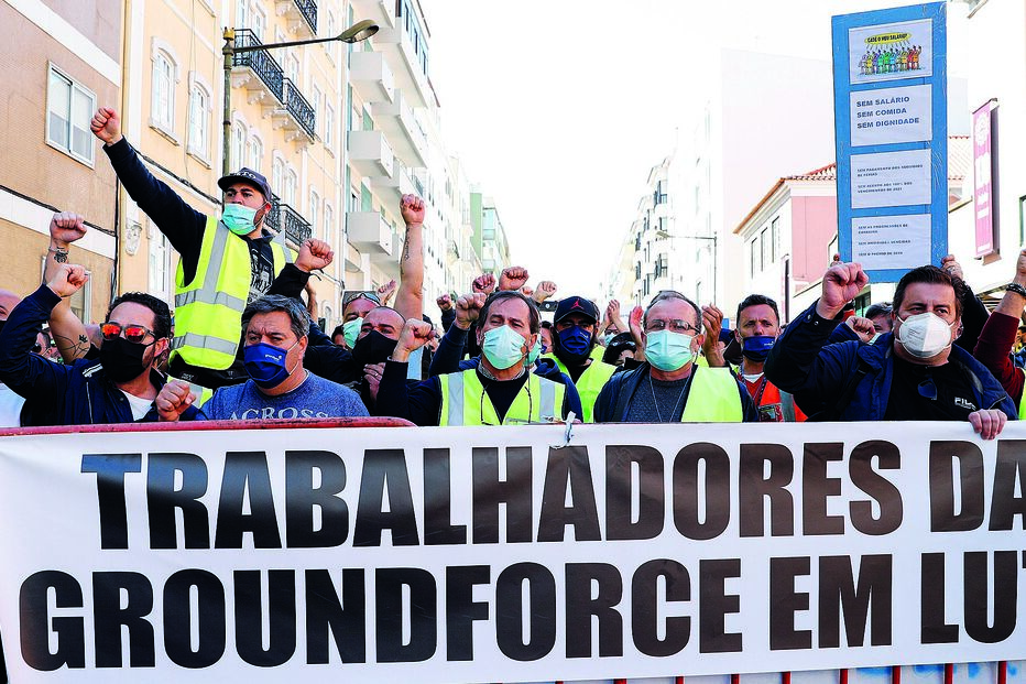 Trabalhadores da Groundforce voltaram a protestar, desta vez junto à residência oficial do primeiro-ministro, em São Bento, Lisboa 