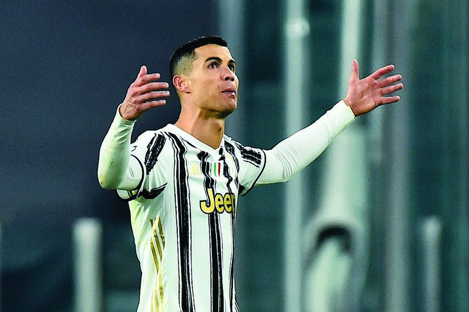 Desilusão de Ronaldo durante e no final do jogo de terça-feira, que ditou a terceira queda da Juventus em fase precoce das eliminatórias da Liga dos Campeões, nas três temporadas com o internacional português
