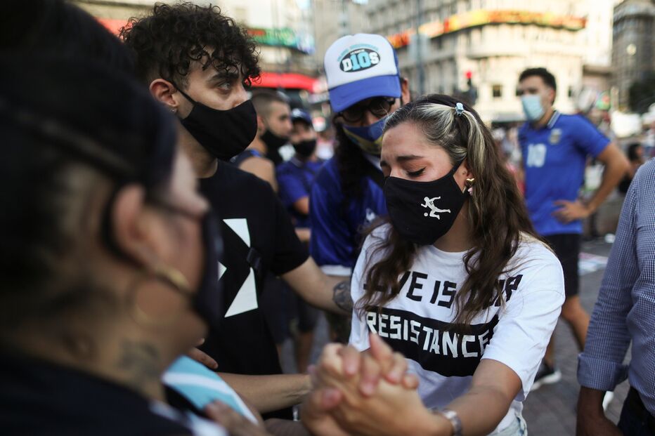 Milhares de fãs marcham em Buenos Aires para pedir justiça pela morte de Maradona