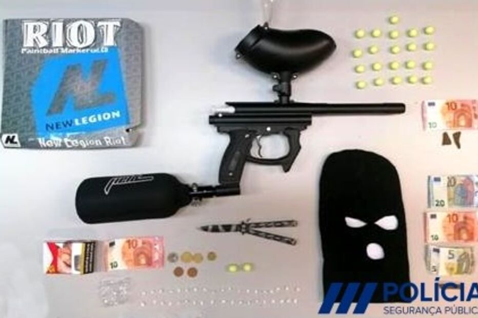 Três jovens perseguem mulher e disparam com arma de paintball