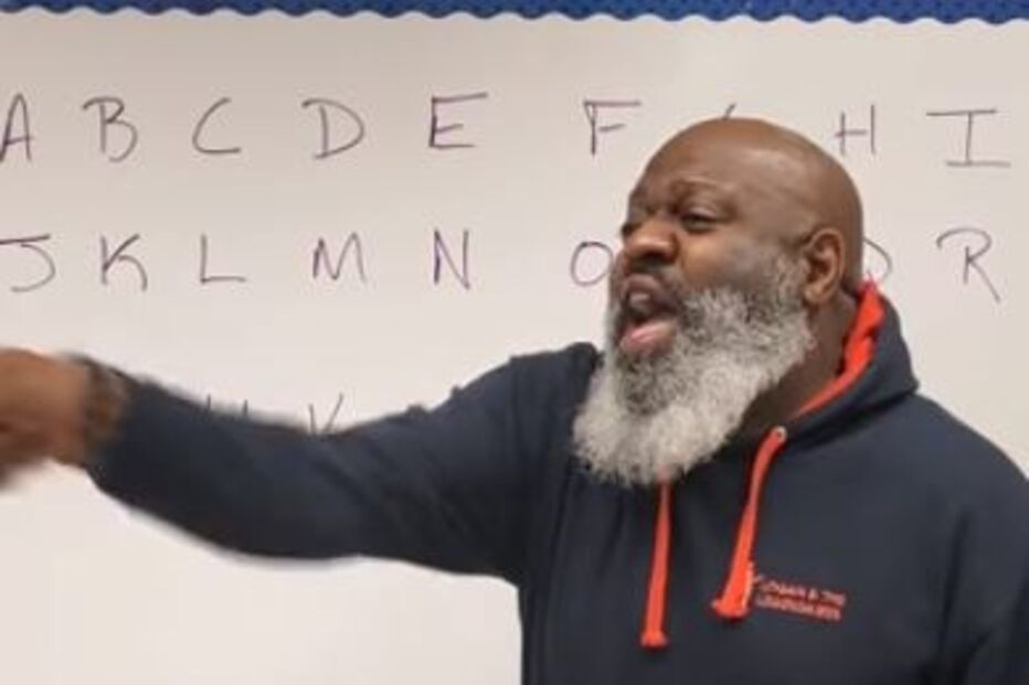 Professor ensina o abecedário aos alunos ao som dos Korn. Veja o vídeo