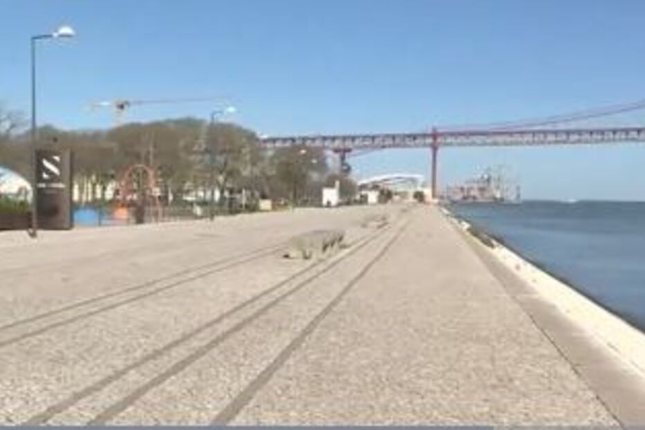 PSP coloca barreiras para impedir pessoas de circularem junto ao rio Tejo em Lisboa		