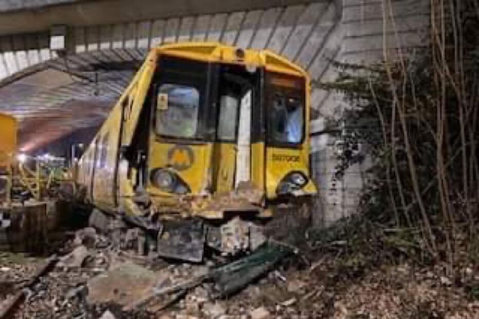 Comboio descarrila com 12 pessoas a bordo em Inglaterra. Veja as imagens 