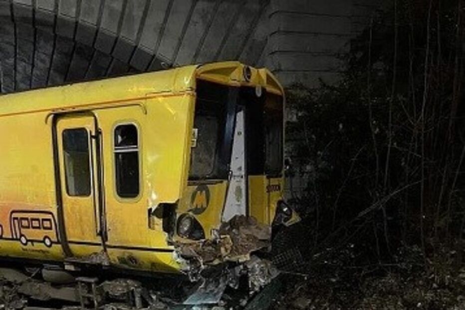 Comboio descarrila com 12 pessoas a bordo em Inglaterra. Veja as imagens	