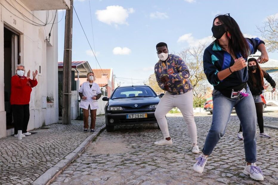 Jovens Kuduristas da Caparica combatem solidão dos idosos com dança e afetos