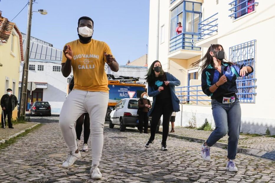 Jovens Kuduristas da Caparica combatem solidão dos idosos com dança e afetos