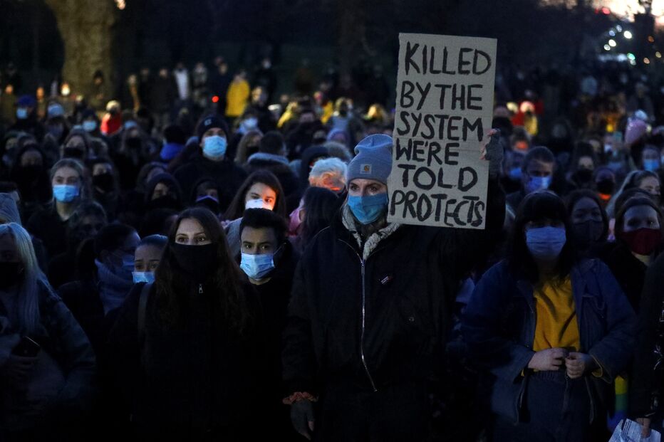 Manifestantes e polícia envolvem-se em confrontos durante vígilia em homenagem a Sarah Everard em Londres
