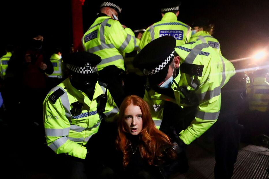 Manifestantes e polícia envolvem-se em confrontos durante vígilia em homenagem a Sarah Everard em Londres