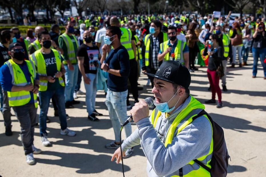 Centenas de trabalhadores da Groundforce em Belém gritam pelos salários